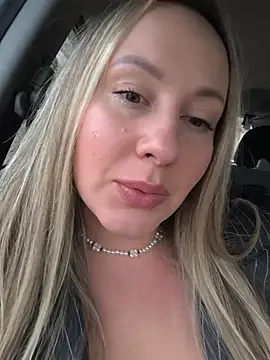 Snapshot of Mona_Plus chatting on November 24, 2025, 7:41 am Mona Plus online show from November 24, 2025, 7:41 am