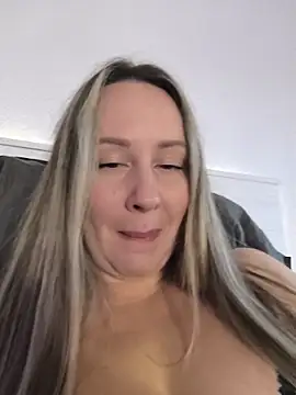 Snapshot of Mona_Plus chatting on January 6, 2026, 7:34 am Mona Plus online show from January 6, 2026, 7:34 am