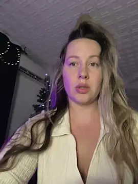 Snapshot of Mona_Plus chatting on January 7, 2026, 6:05 am Mona Plus online show from January 7, 2026, 6:05 am