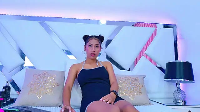 YesyHills online show from February 20, 2025, 6:57 pm