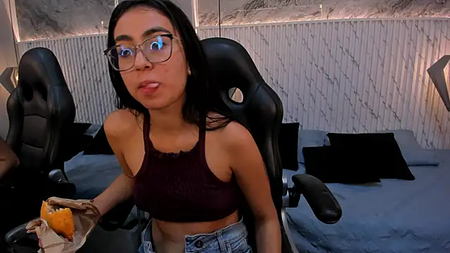 lucelly 15 online show from February 28, 2025, 2:42 pm