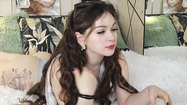 -Amora online show from February 17, 2025, 5:43 pm