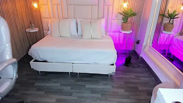 MelanieHillss online show from September 12, 2025, 5:07 am