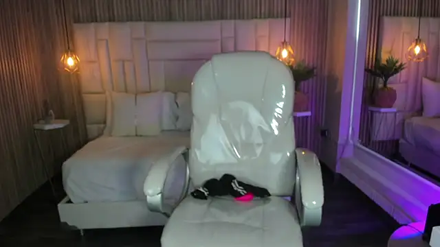 MelanieHillss online show from October 10, 2025, 4:22 am