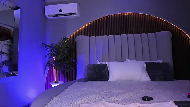 MelanieHillss online show from January 14, 2026, 4:07 am