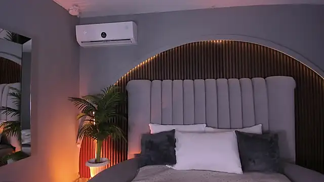 MelanieHillss online show from January 18, 2026, 4:05 am