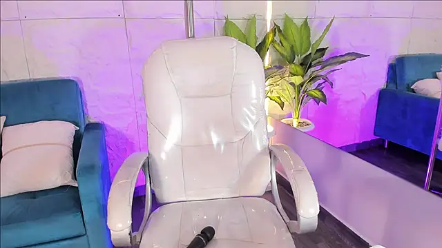 MelanieHillss online show from February 11, 2026, 8:25 pm