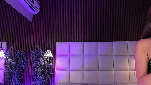 MelanieHillss online show from April 15, 2026, 4:08 am