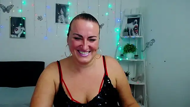 Snapshot of DianaMGG chatting on October 14, 2025, 5:25 pm DianaMGG online show from October 14, 2025, 5:25 pm