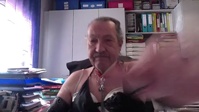 HMStraps01 online show from March 30, 2026, 9:54 am