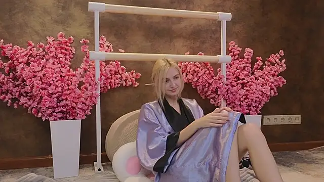 aishiro online show from March 18, 2025, 12:47 pm