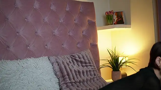 MaiaMini online show from November 15, 2025, 9:11 pm