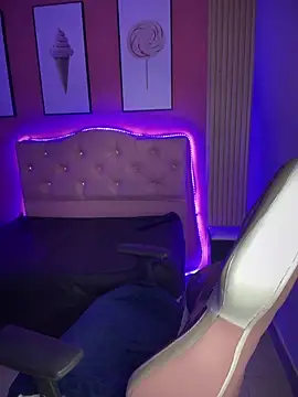 Snapshot of Emily-teen chatting on February 23, 2025, 1:21 pm Emily-teen online show from February 23, 2025, 1:21 pm