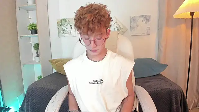 iiangel  online show from November 5, 2025, 4:12 am