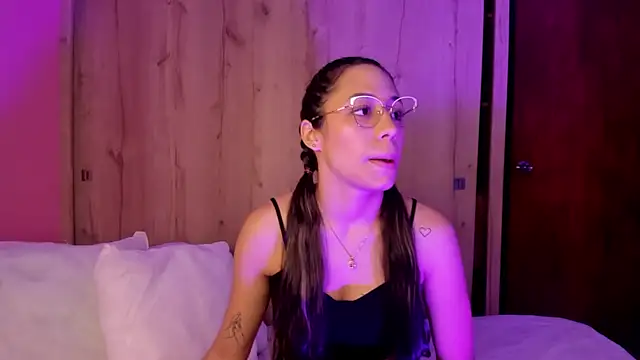 Snapshot of TANIA_06 chatting on May 20, 2026, 1:28 pm TANIA 06 online show from May 20, 2026, 1:28 pm