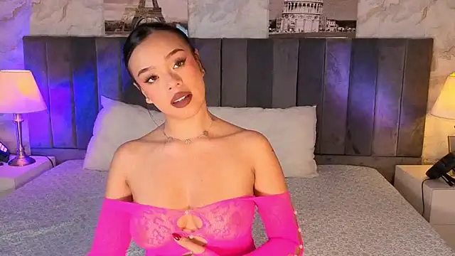 Snapshot of LiaHilton2 chatting on November 18, 2025, 2:32 pm LiaHilton2 online show from November 18, 2025, 2:32 pm