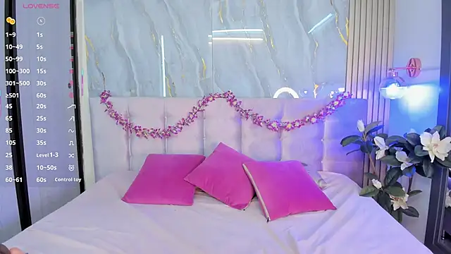 SalomeeHills online show from June 9, 2026, 5:24 pm