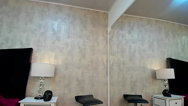 NahomyCarther online show from December 1, 2025, 3:00 am