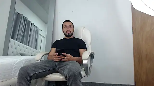 Snapshot of sebastian_colle chatting on March 2, 2025, 12:01 pm sebastian colle online show from March 2, 2025, 12:01 pm