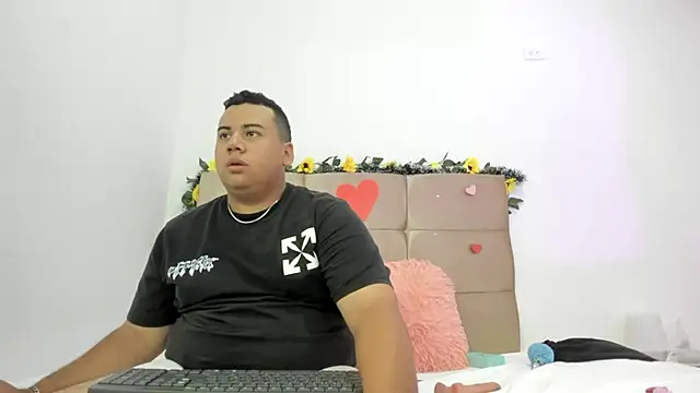 Snapshot of MICHAEL_AND_SHARON chatting on March 23, 2025, 2:37 am MICHAEL AND SHARON online show from March 23, 2025, 2:37 am