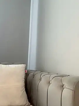 laraaaaaa online show from November 3, 2025, 9:54 am