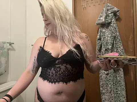 Snapshot of sexylilb17 chatting on March 18, 2025, 3:20 am sexylilb17 online show from March 18, 2025, 3:20 am