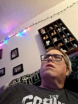 Snapshot of Smallone327 chatting on February 19, 2025, 4:01 am Smallone327 online show from February 19, 2025, 4:01 am