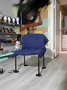 Queenanitadix online show from November 18, 2025, 8:57 pm