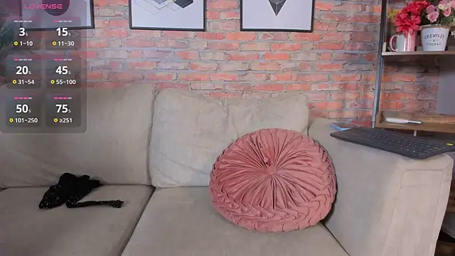 Snapshot of Lucia_Brown_ chatting on October 2, 2025, 6:48 pm Lucia Brown online show from October 2, 2025, 6:48 pm