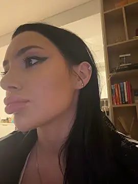 Mia Splash online show from February 12, 2026, 4:35 pm