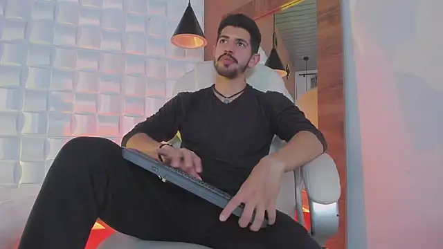 AlejandroStormm online show from October 20, 2025, 9:04 pm