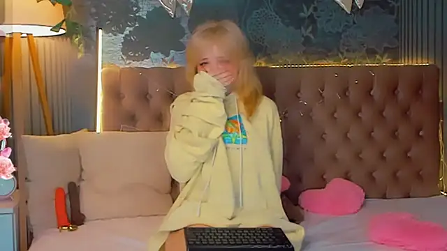 EmilyAngells online show from March 4, 2026, 7:03 am