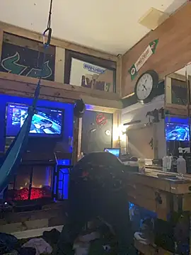 Polaroid White online show from November 18, 2025, 1:11 am