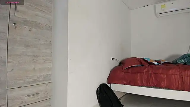 flor herrera01 online show from September 27, 2025, 5:01 am