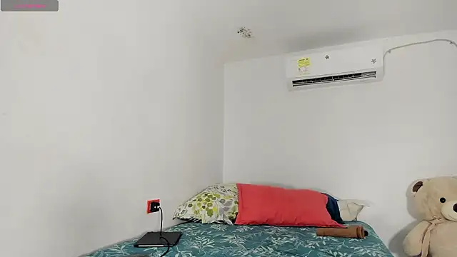 flor herrera01 online show from February 19, 2026, 4:19 am