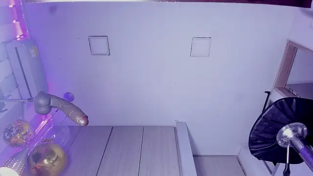 ValentinoMoreti online show from December 17, 2025, 5:35 am