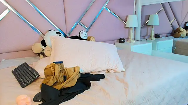 Emilybennett  online show from February 26, 2025, 12:58 pm