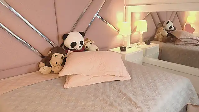 Emilybennett  online show from March 15, 2025, 11:50 pm