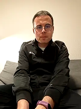 Snapshot of Simonudist chatting on February 5, 2026, 5:06 pm Simonudist online show from February 5, 2026, 5:06 pm