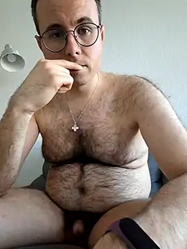 Snapshot of Simonudist chatting on March 18, 2026, 4:32 pm Simonudist online show from March 18, 2026, 4:32 pm