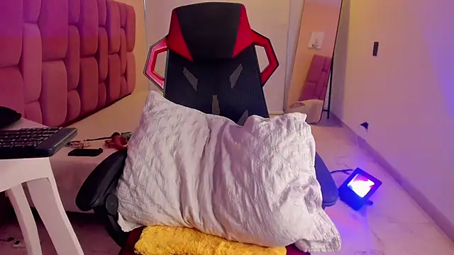 CHANELL 11INCHES online show from December 4, 2025, 9:45 pm