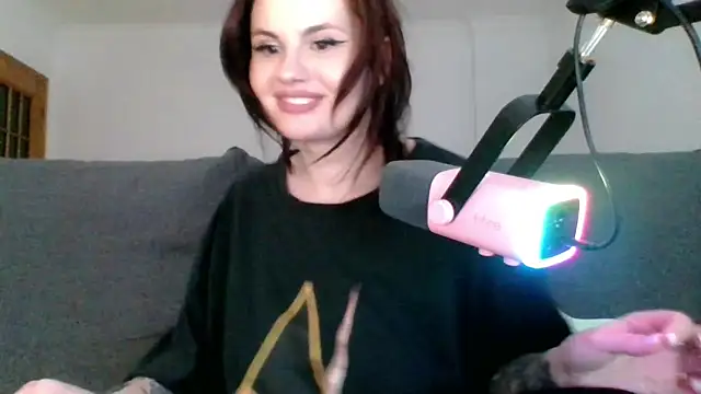 Della Ideal online show from March 5, 2025, 8:42 pm