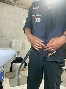 rogerdik76 online show from April 19, 2026, 8:22 pm