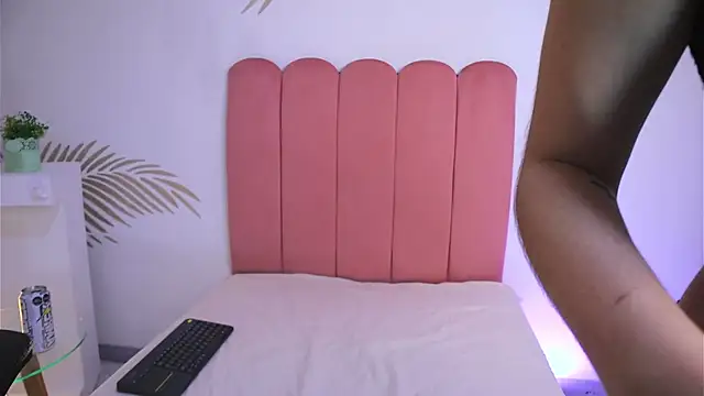 DaphneGlas online show from February 27, 2025, 8:31 pm