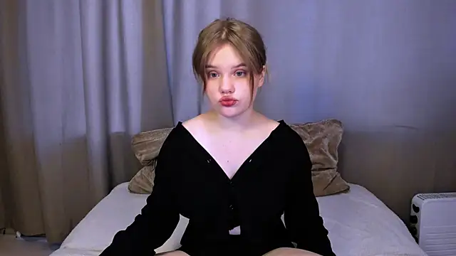 Snapshot of LaseyMoon chatting on March 1, 2025, 1:11 am LaseyMoon online show from March 1, 2025, 1:11 am