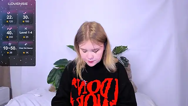 Snapshot of LaseyMoon chatting on March 4, 2025, 4:38 am LaseyMoon online show from March 4, 2025, 4:38 am