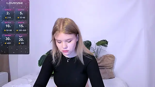 Snapshot of LaseyMoon chatting on March 5, 2025, 8:43 am LaseyMoon online show from March 5, 2025, 8:43 am