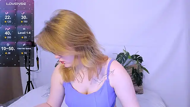 Snapshot of LaseyMoon chatting on March 8, 2025, 4:23 am LaseyMoon online show from March 8, 2025, 4:23 am