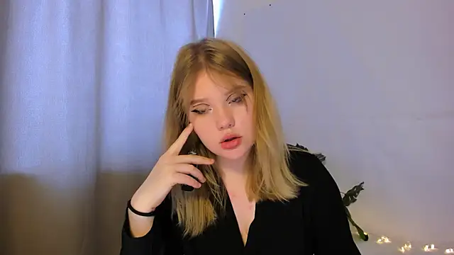 Snapshot of LaseyMoon chatting on March 9, 2025, 4:16 am LaseyMoon online show from March 9, 2025, 4:16 am