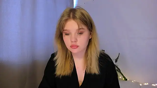 Snapshot of LaseyMoon chatting on March 10, 2025, 4:17 am LaseyMoon online show from March 10, 2025, 4:17 am